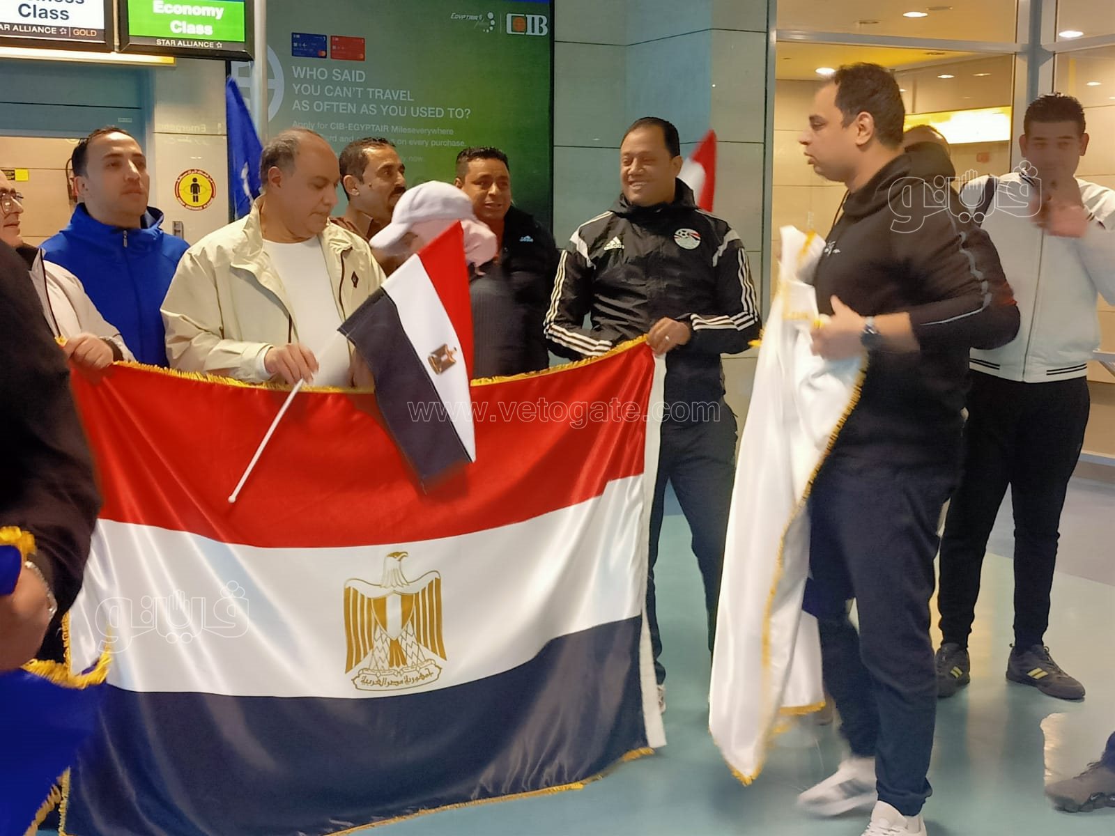 احتشاد الجماهير المصرية بمطار القاهرة للسفر للكاميرون لمساندة المنتخب5