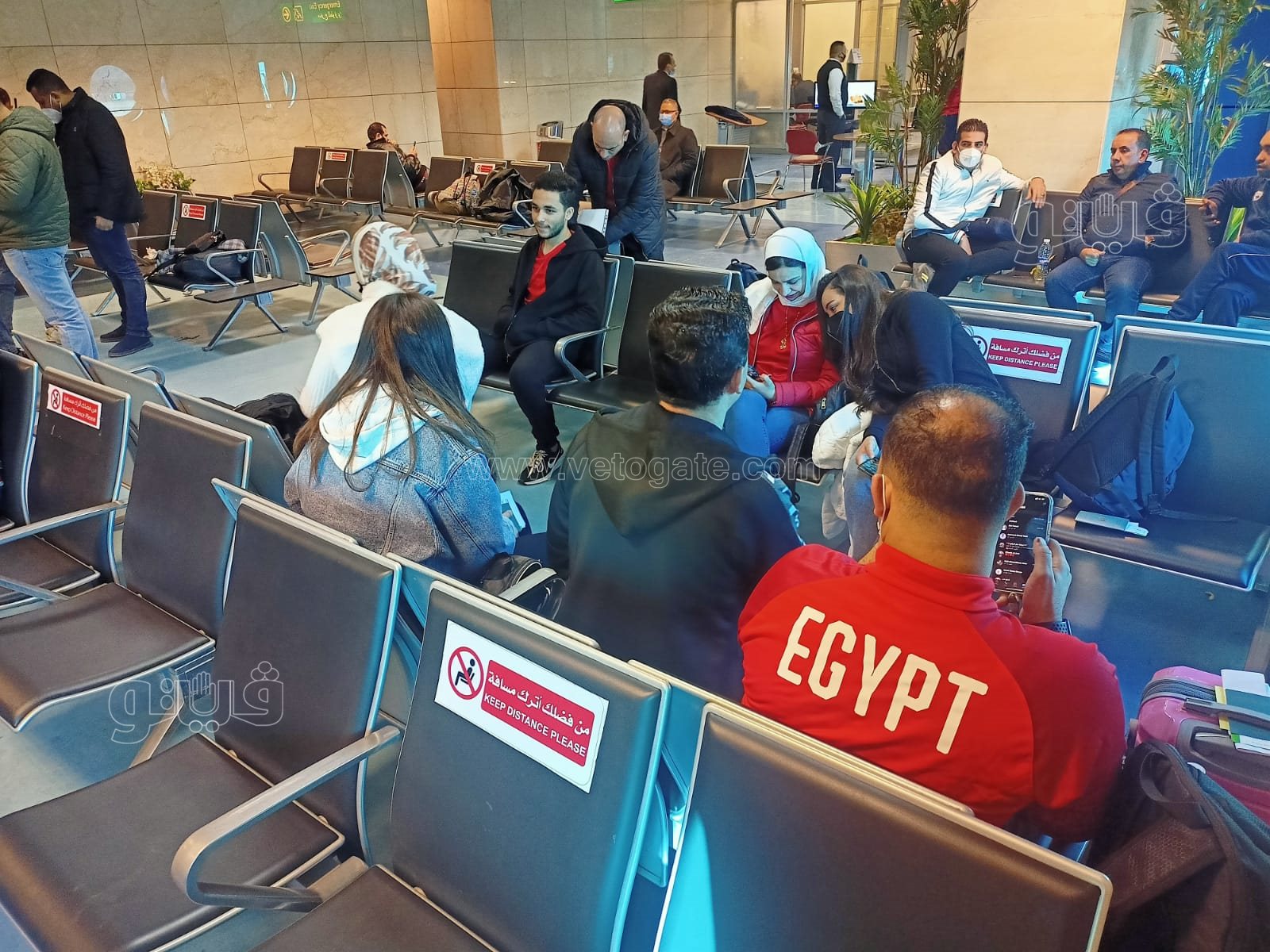 احتشاد الجماهير المصرية بمطار القاهرة للسفر للكاميرون لمساندة المنتخب7