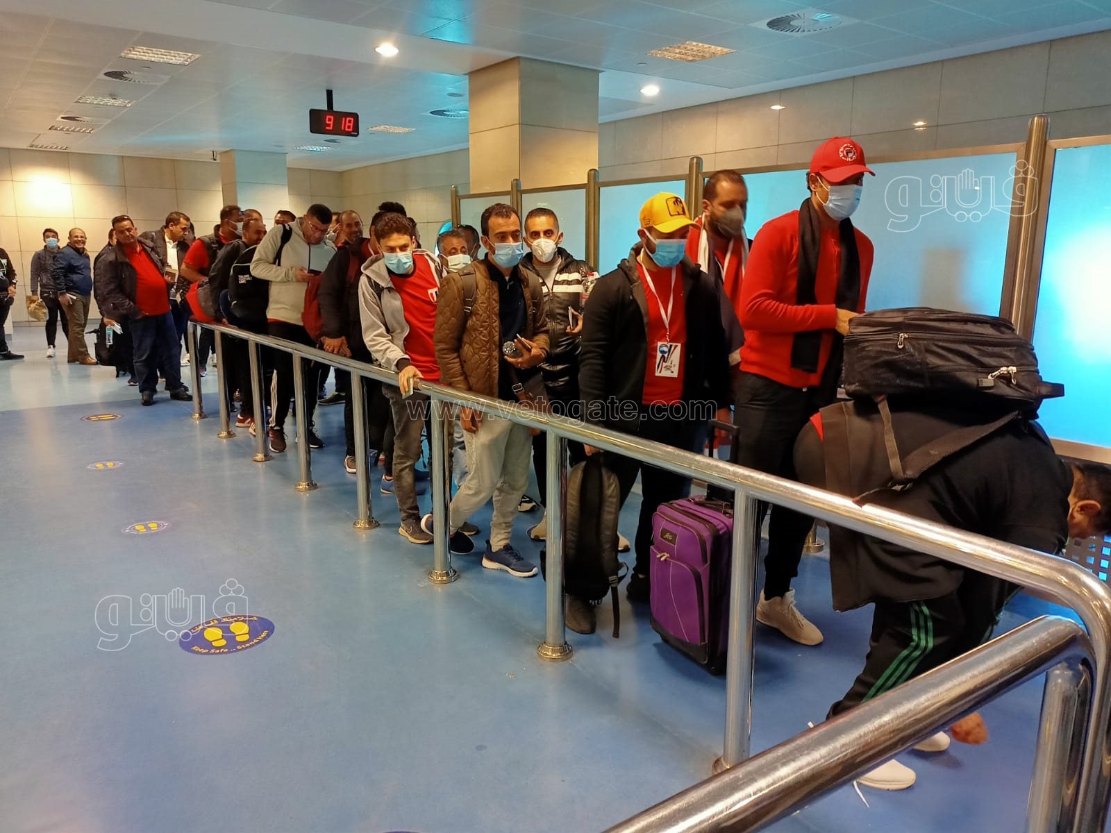 احتشاد الجماهير المصرية بمطار القاهرة للسفر للكاميرون لمساندة المنتخب12