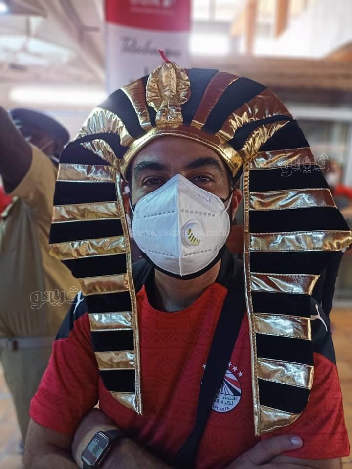 بالأعلام المصرية.. وصول الجماهير لمطار الكاميرون لتشجيع المنتخب أمام نيجيريا