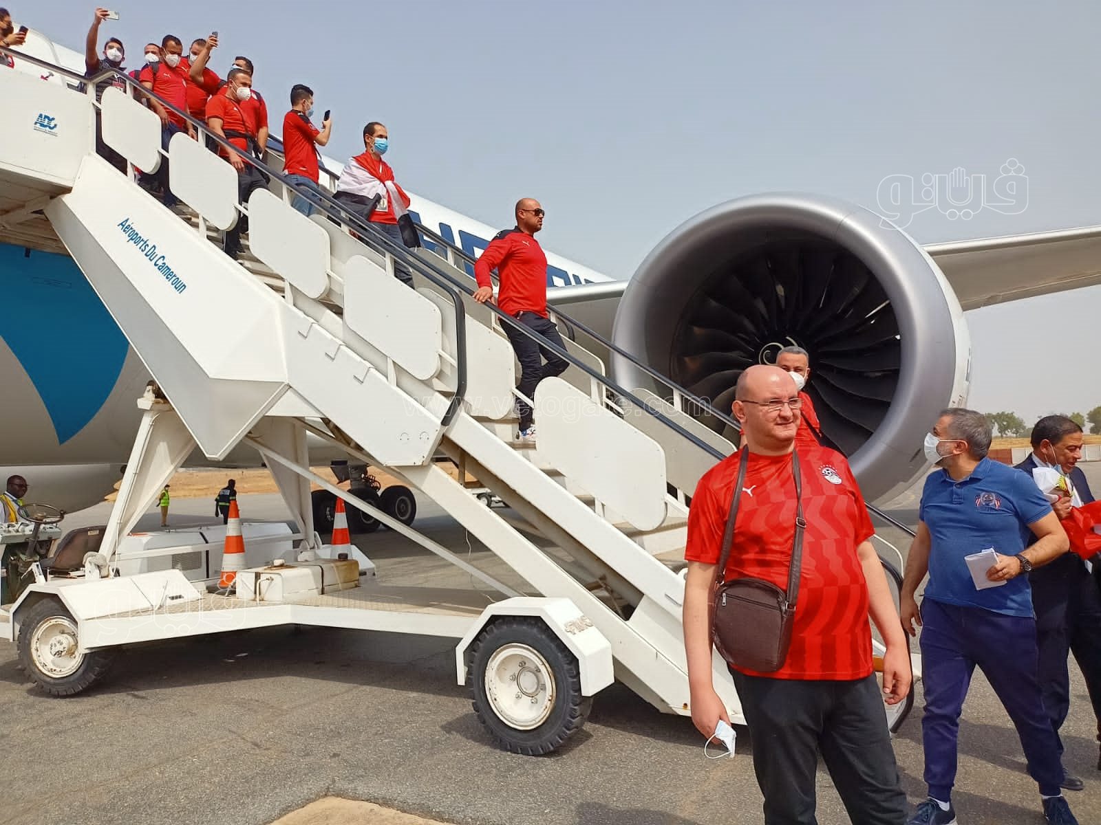 بالأعلام المصرية.. وصول الجماهير لمطار الكاميرون لتشجيع المنتخب أمام نيجيريا10