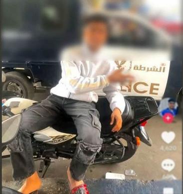 ضبط شخص لتلويحه بإشارات مخالفة للقيم المجتمعية أمام سيارة شرطة بالقاهرة