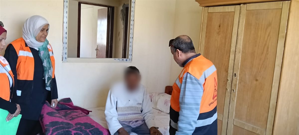 جانب من عمل فريق التضامن الاجتماعي بالإسماعيلية لإغاثة المسنين بلا مأوي،فيتو