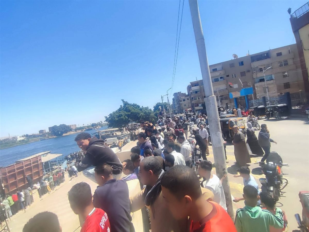 استخراج الجثث والسيارة الغارقة في حادث عبارة سوهاج