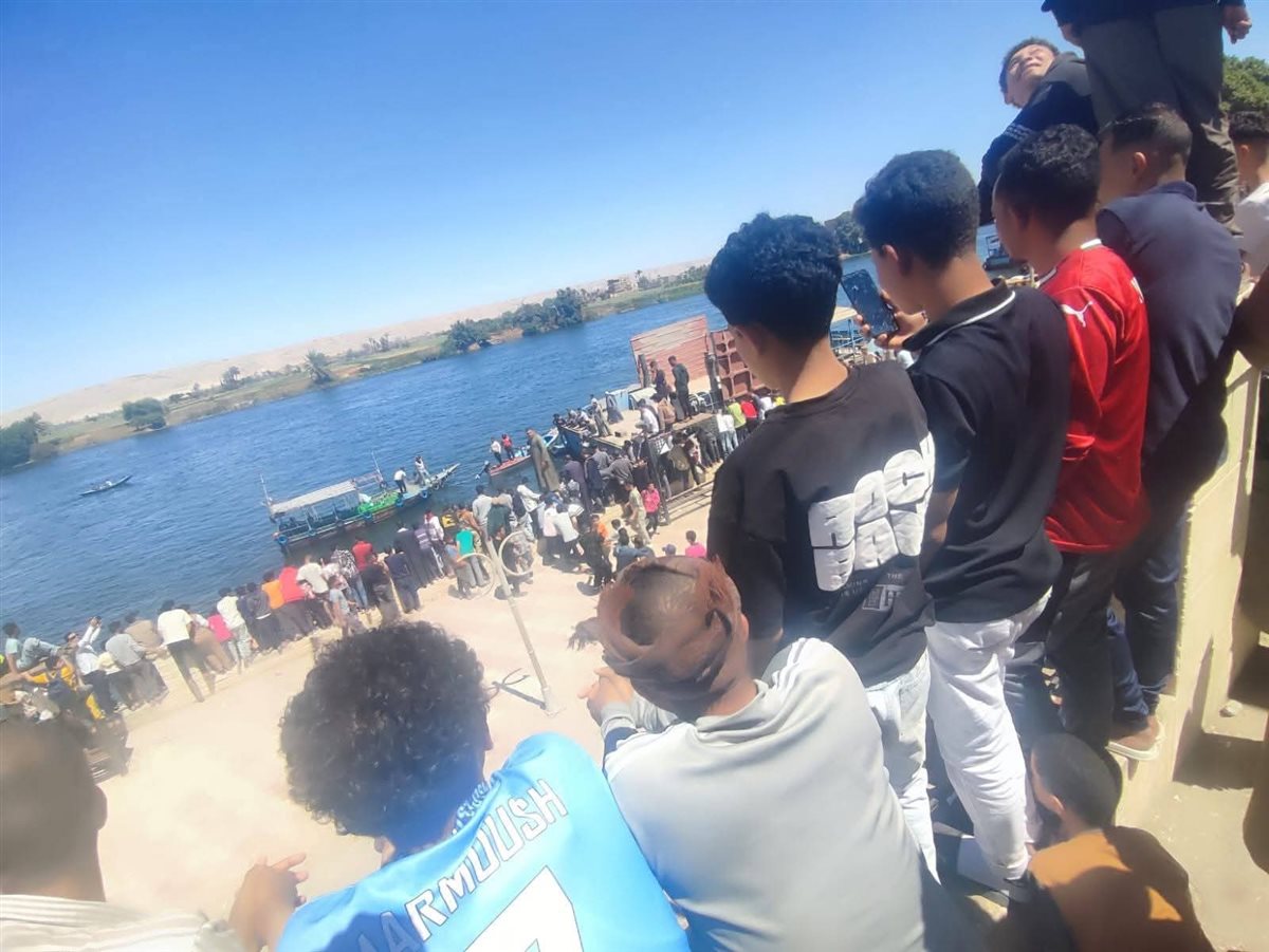 استخراج الجثث والسيارة الغارقة في حادث عبارة سوهاج