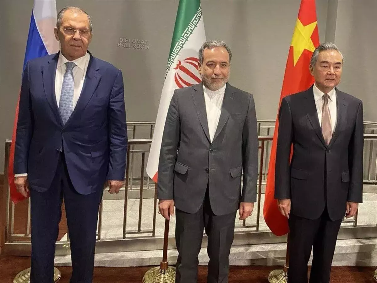 وزراء خارجية الصين وإيران وروسيا واصطفاف دولي جديد في مواجهة ثنائية