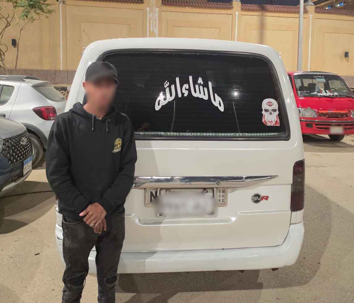 ضبط سائق ميكروباص لتمكين أشخاص من الجلوس خارج السيارة وتعريض حياتهم للخطر بالقاهرة