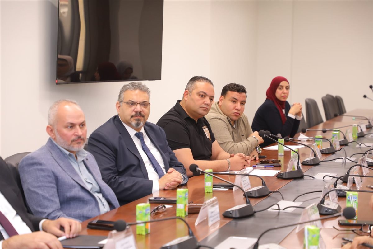محافظ دمياط يجتمع لمتابعة الخطوات التنفيذية لتوصيات مؤتمر