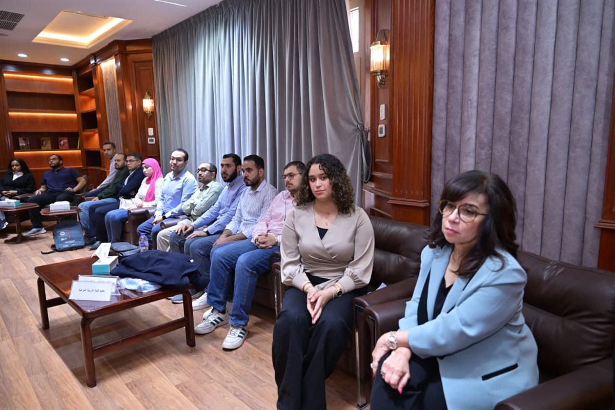 رئيس جامعة القاهرة يلتقى القافلة التنموية المتوجهة إلى حلايب وشلاتين