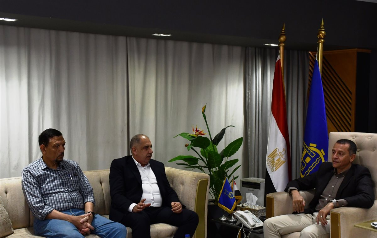محافظ أسوان يلتقى بوفد النقل النهرى