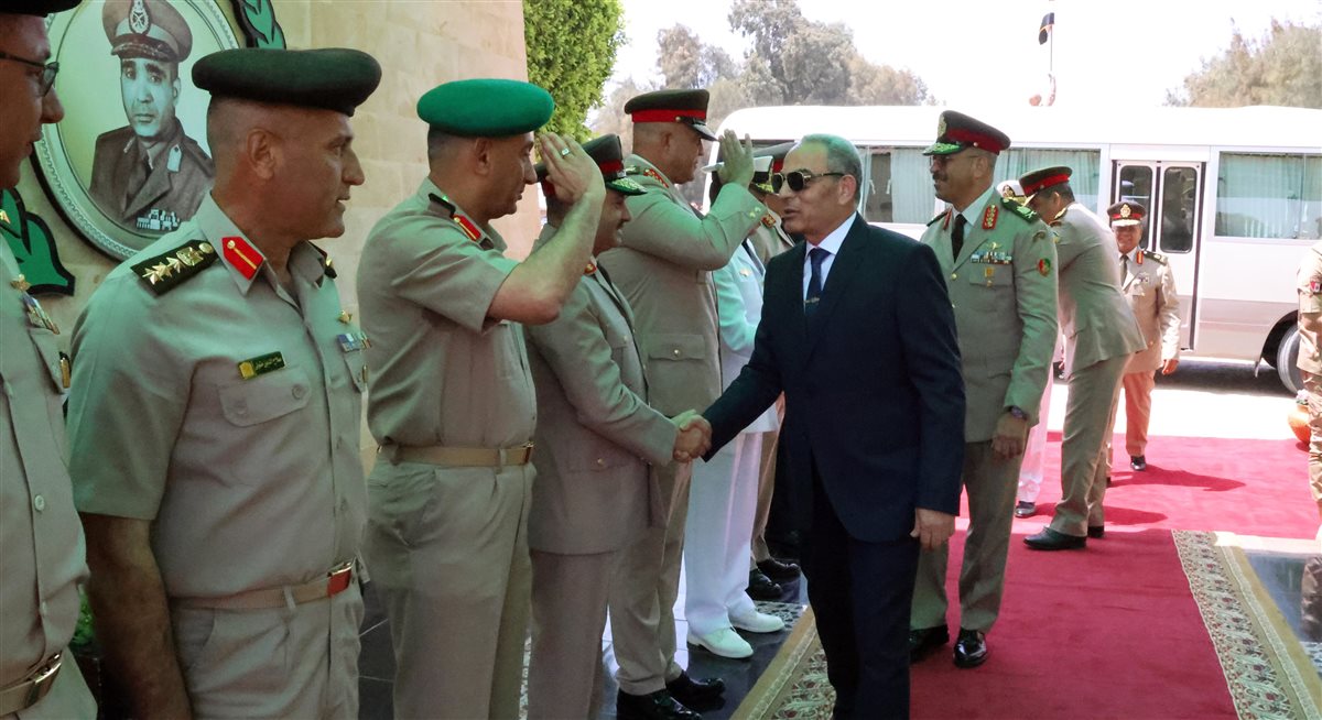 محافظ الإسماعيلية يضع إكليل الزهور على قبر الشهداء، فيتو