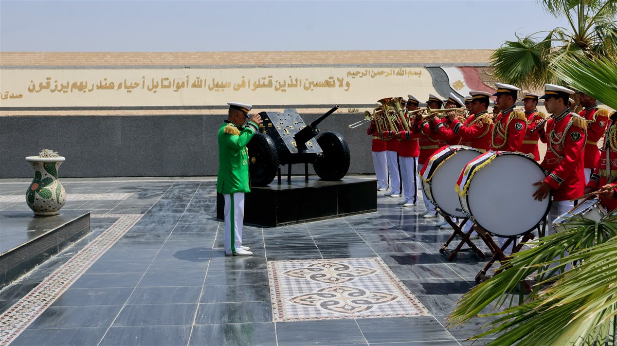 محافظ الإسماعيلية يضع إكليل الزهور على قبر الشهداء، فيتو