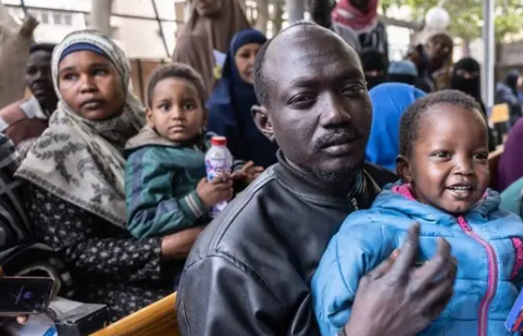وصول أعداد من السودانيين لمصر، فيتو