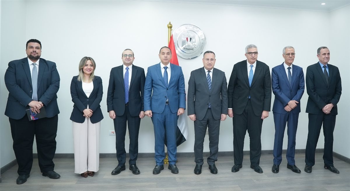 وزير التعليم العالي يبحث آليات نشر الثقافة المالية لطلاب الجامعات