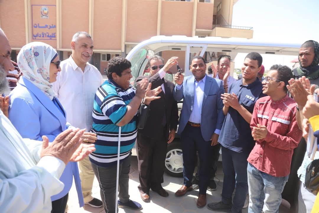 بدء تشغيل حافلة كهربائية لذوي الهمم بجامعة قنا