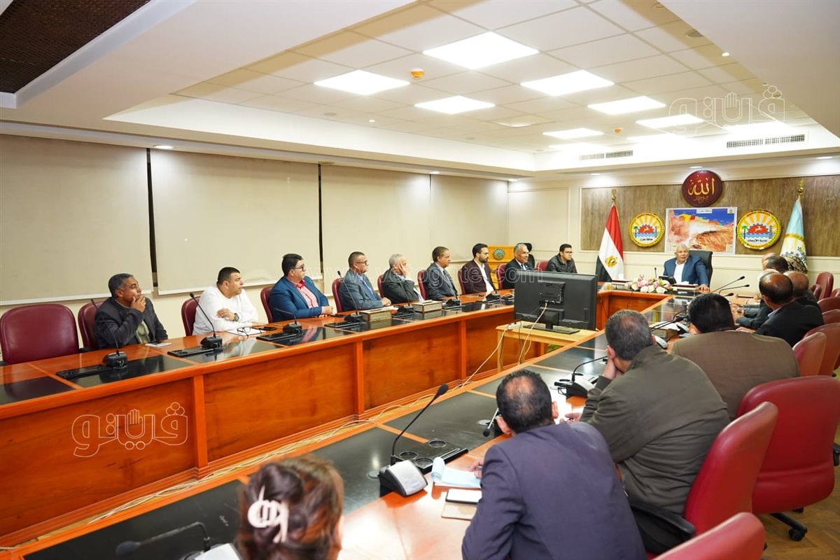 محافظ مطروح يجتمع رؤساء النقابات المهنية بالمحافظة