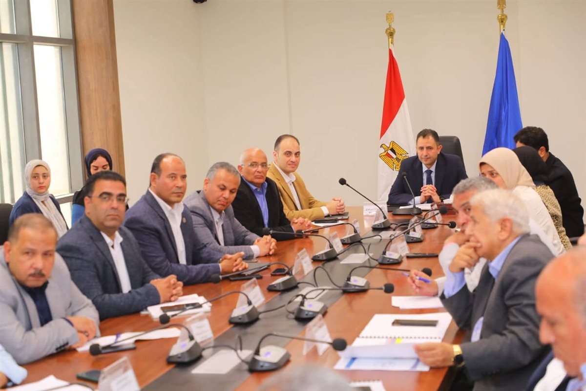 محافظ دمياط يجتمع لمتابعة مستجدات الموقف التنفيذي لمشروع تطوير وازدواج طريق دمياط/ عزبة البرج.