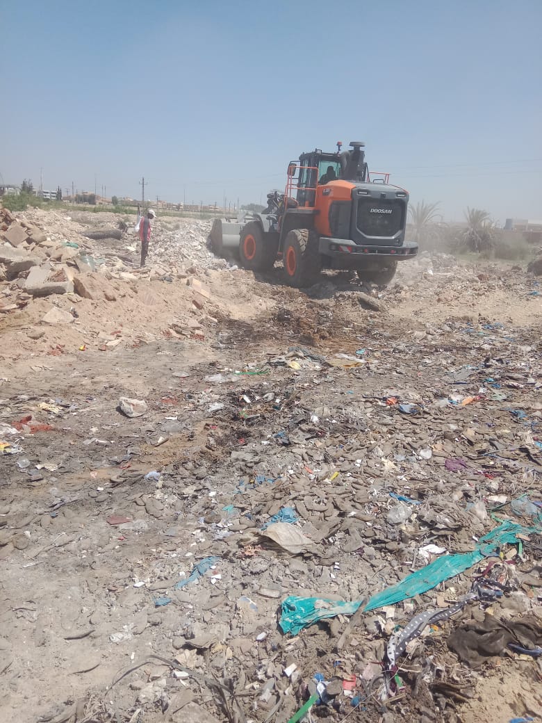 جانب من حملة رفع المخلفات بمنطقة الكيلو ٢ بمركز ومدينة الإسماعيلية، فيتو