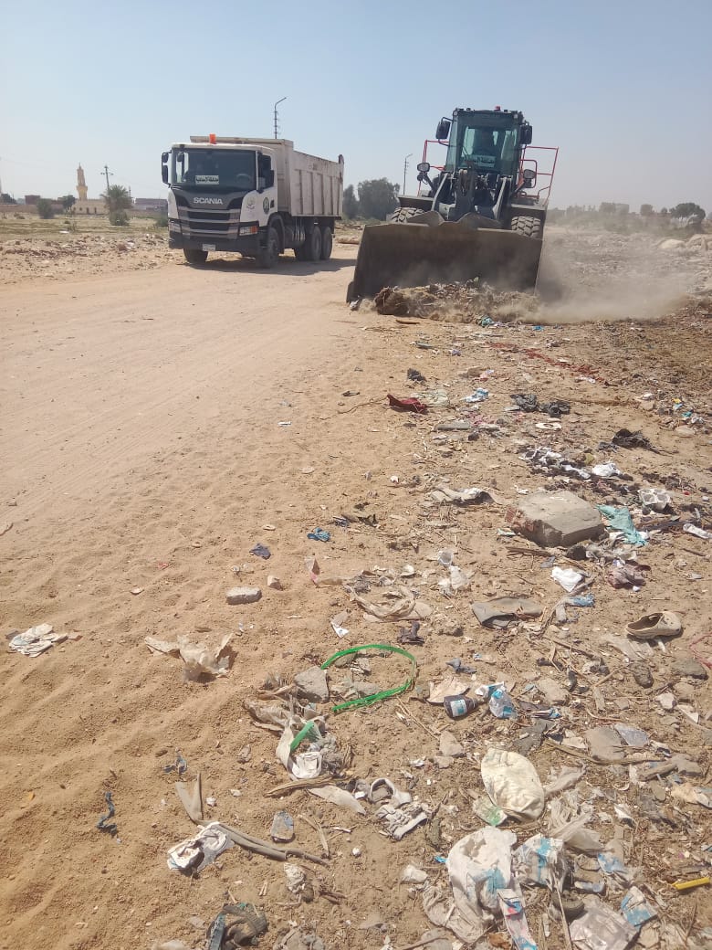 جانب من حملة رفع المخلفات بمنطقة الكيلو ٢ بمركز ومدينة الإسماعيلية، فيتو