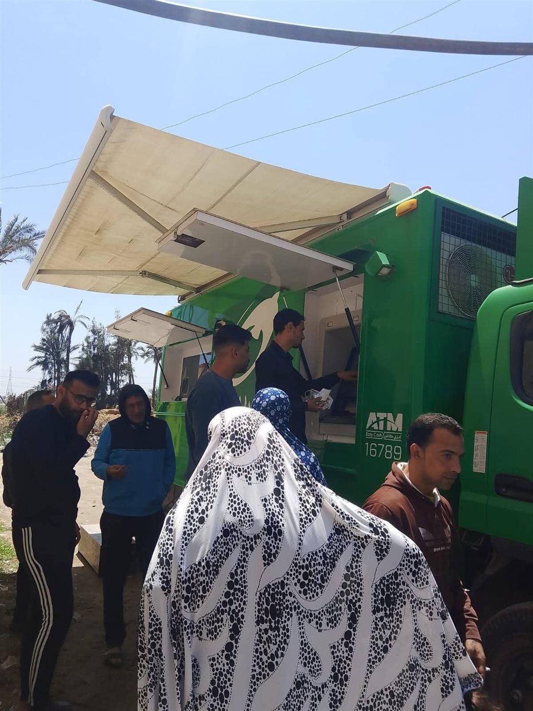 الدفع بسيارة خدمات بريدية وتشغيلها في قرية أم الرضا&nbsp;