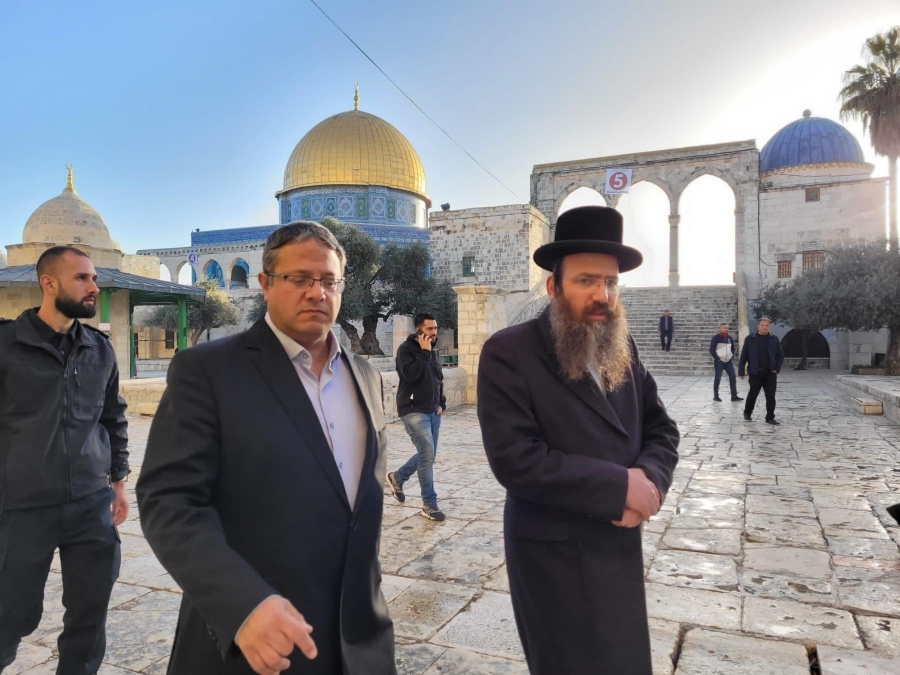 وزير الأمن القومي المتطرف في حكومة الاحتلال إيتمار بن غفير يقود المستوطنين لاقتحام المسجد الأقصى