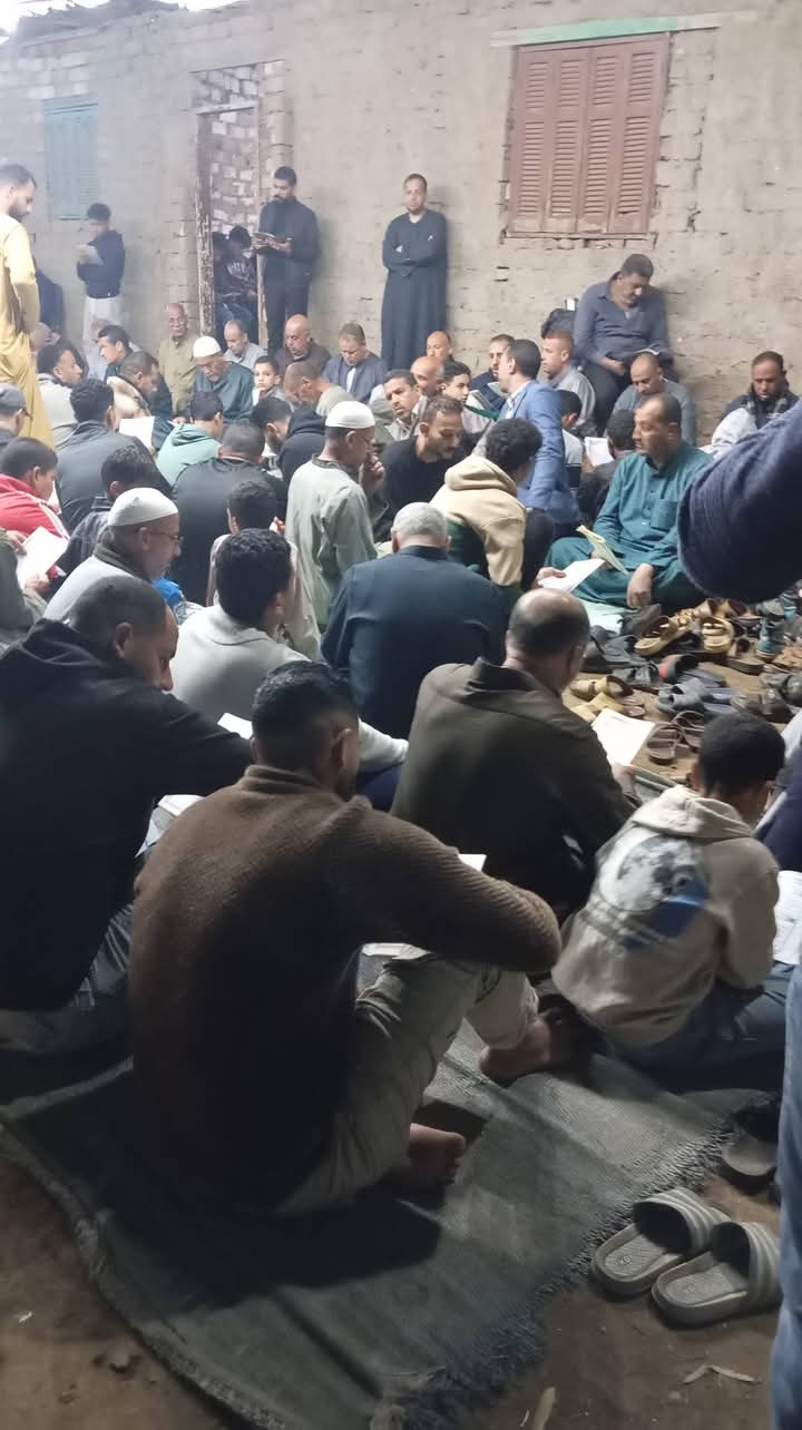 ختمة قرآن لروح طالب بحضور زملائه بالكلية