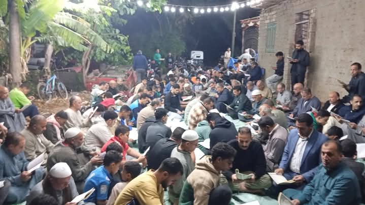 ختمة قرآن لروح طالب بحضور زملائه بالكلية