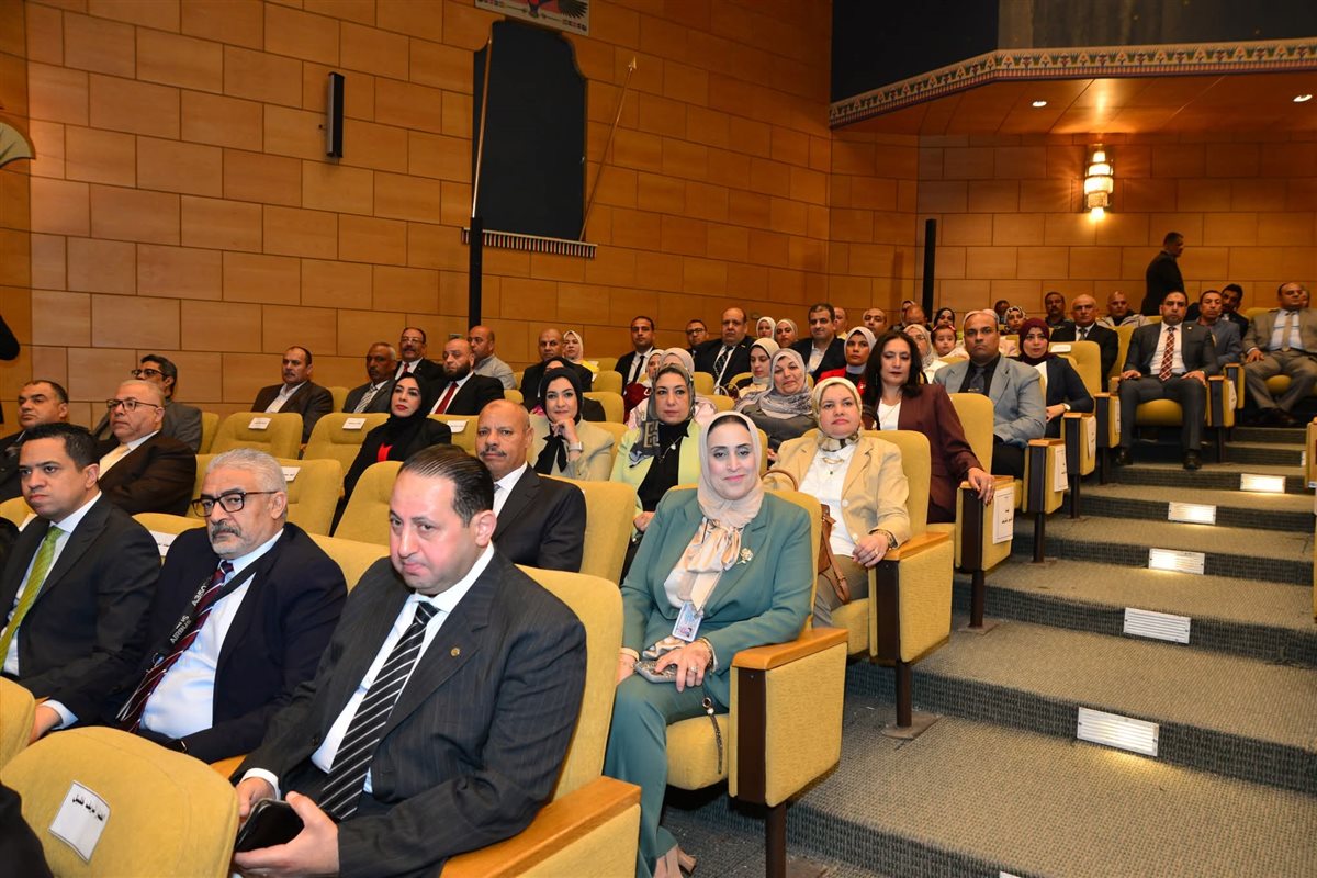 احتفالًا بعيد العمال، وزير الطيران المدني يُكرّم عددًا من النماذج المتميزة بالقطاع