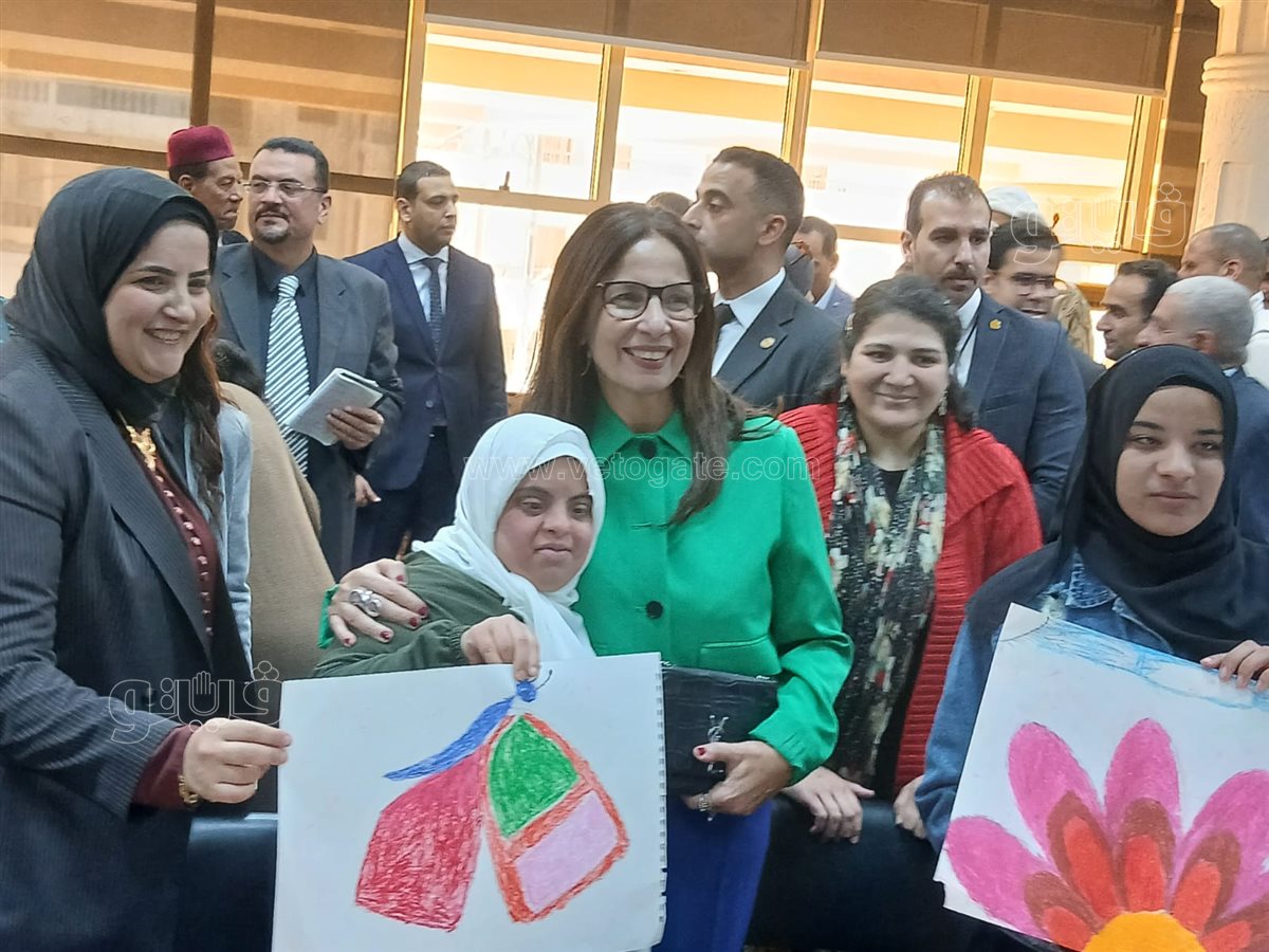وزيرة الثقافة ومحافظ مطروح يتفقدان مكتبة مصر العامة ويُحييان التراث السيوي