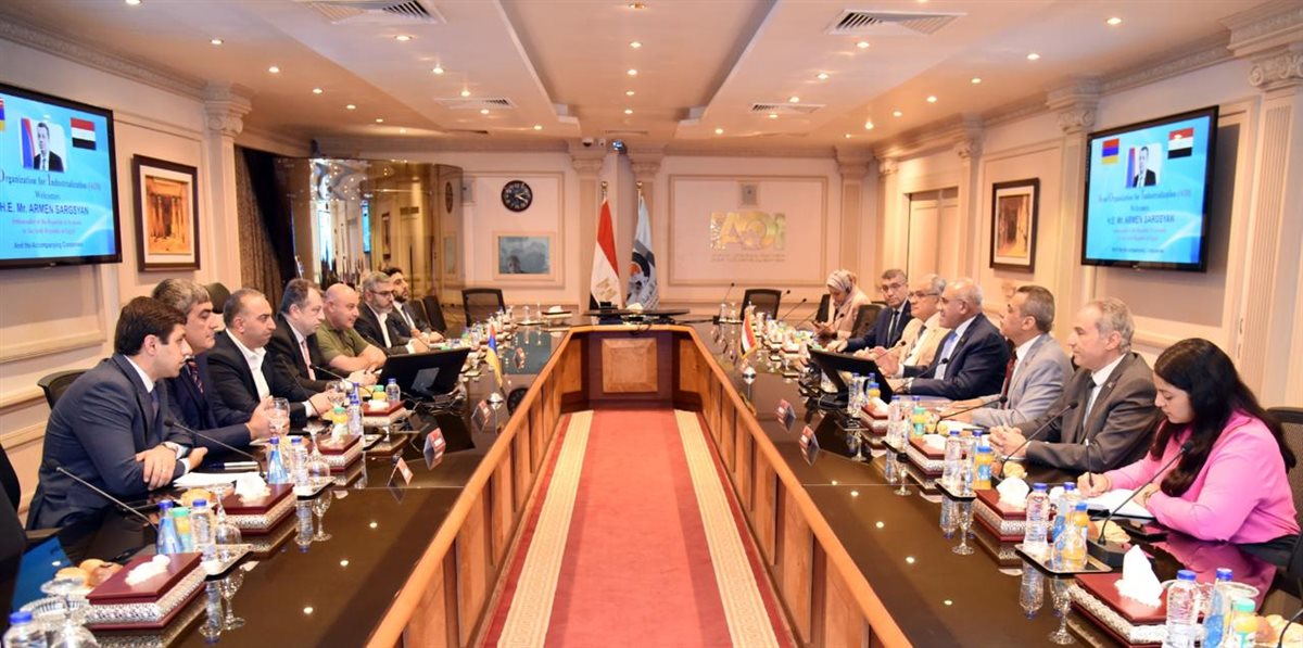 رئيس العربية للتصنيع يبحث مع سفير أرمينيا فتح آفاق جديدة للتعاون