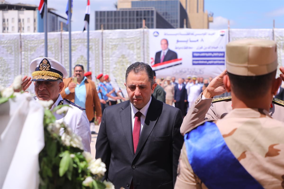 بالورود والأعلام، مسيرة لطلاب المدارس احتفالًا بالعيد القومي لدمياط &nbsp;