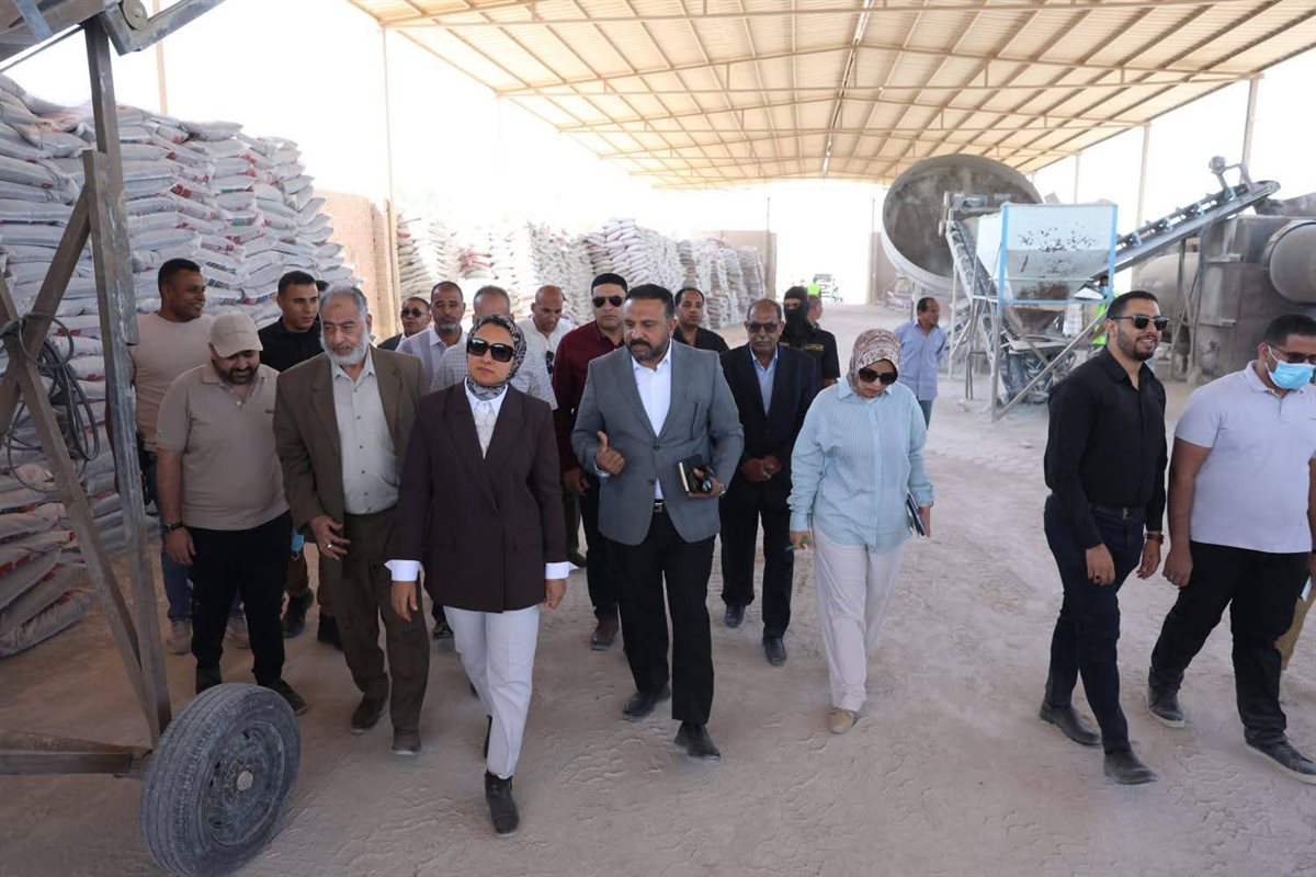 محافظ الوادي الجديد تتفقد مصنع إنتاج الأسمدة الفوسفاتية