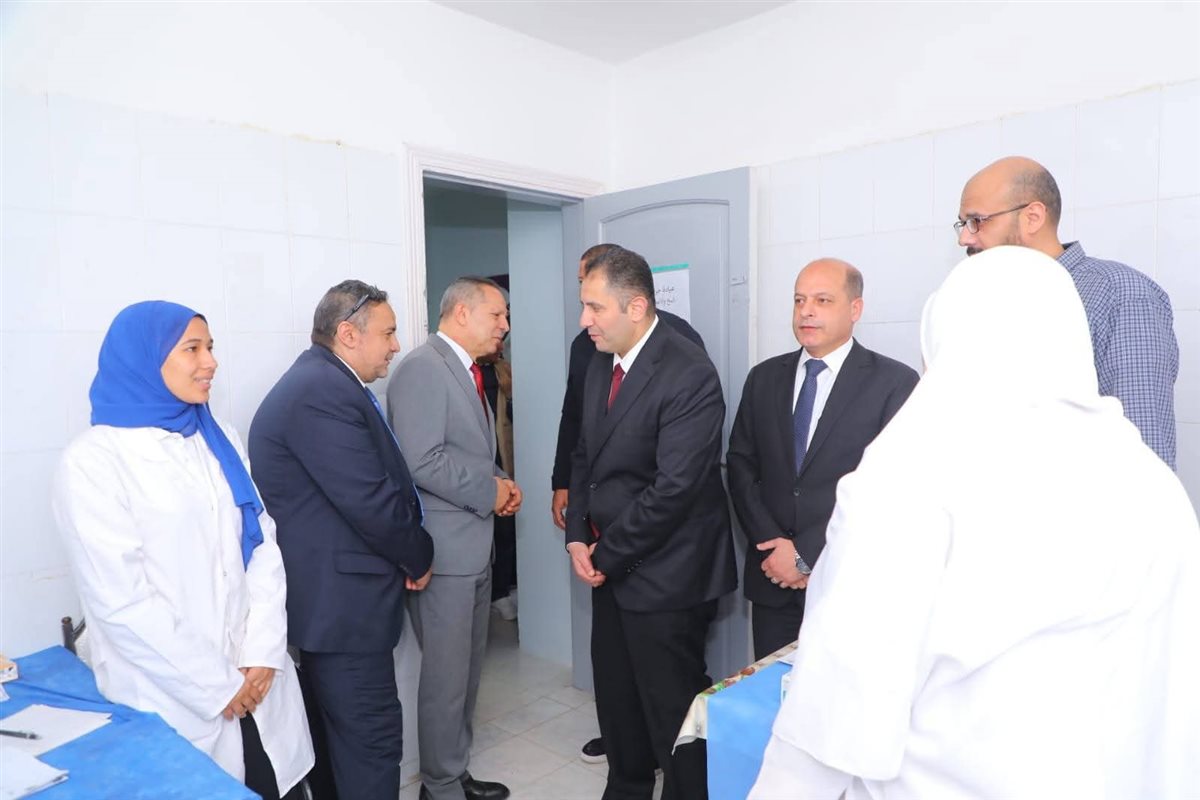 محافظ دمياط ورئيس جامعة دمياط &nbsp;يتفقدان القافلة الطبية بقرية البصارطة