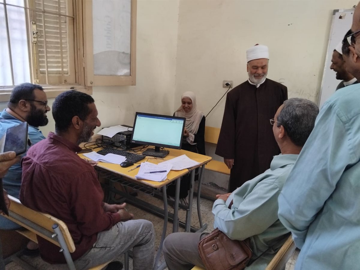 طلاب الصف الأول الثانوي يؤدون اختبارات