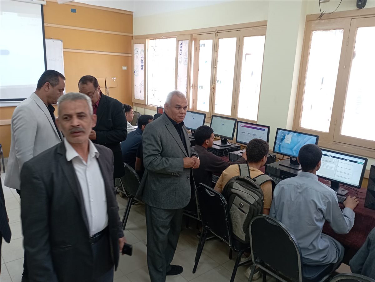 طلاب الصف الأول الثانوي يؤدون اختبارات