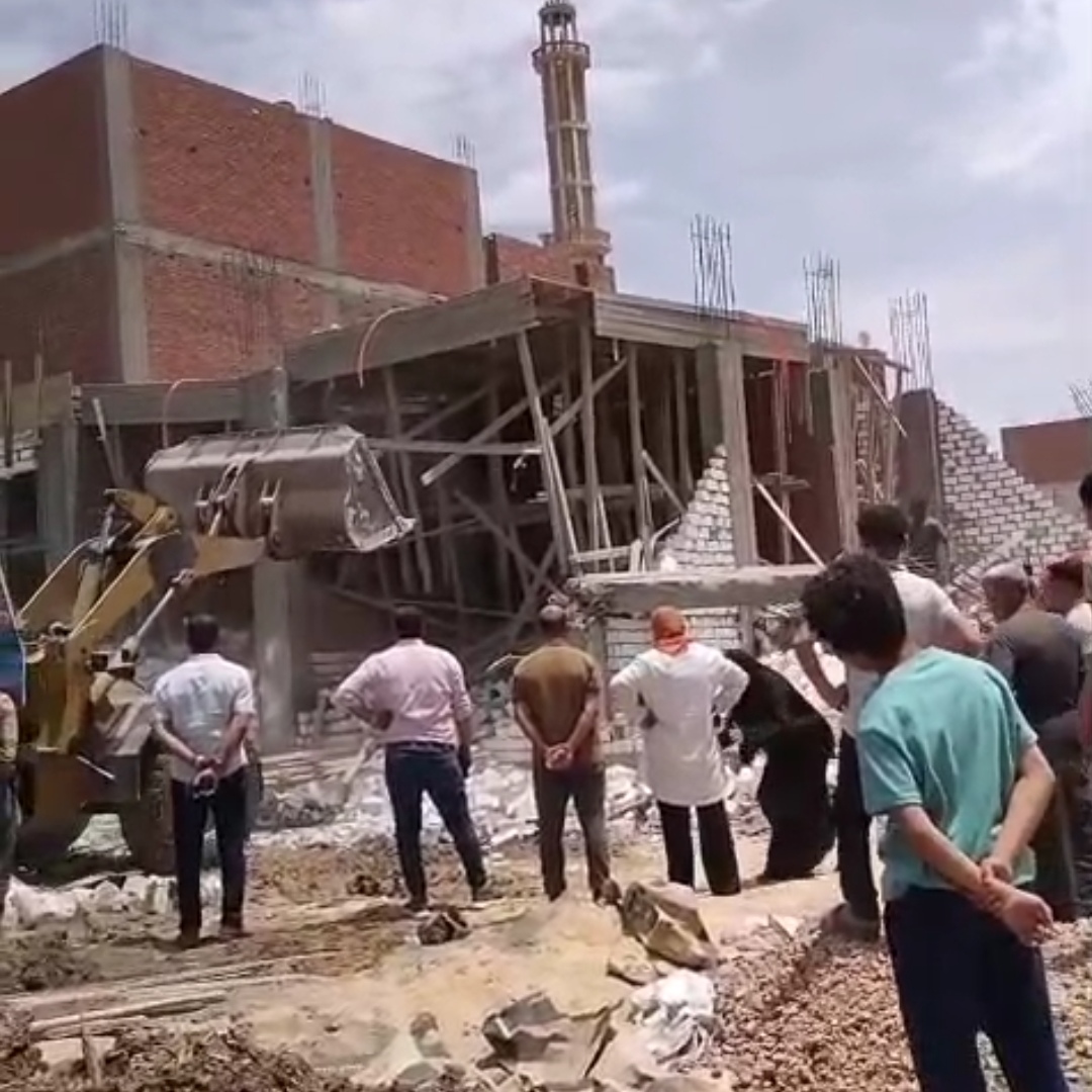 مسنة تقبل قدم رئيسة مدينة في المنيا، فيتو&nbsp;
