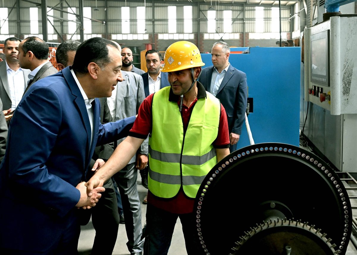 رئيس الوزراء يجري حوارا وديا مع أحد العمال