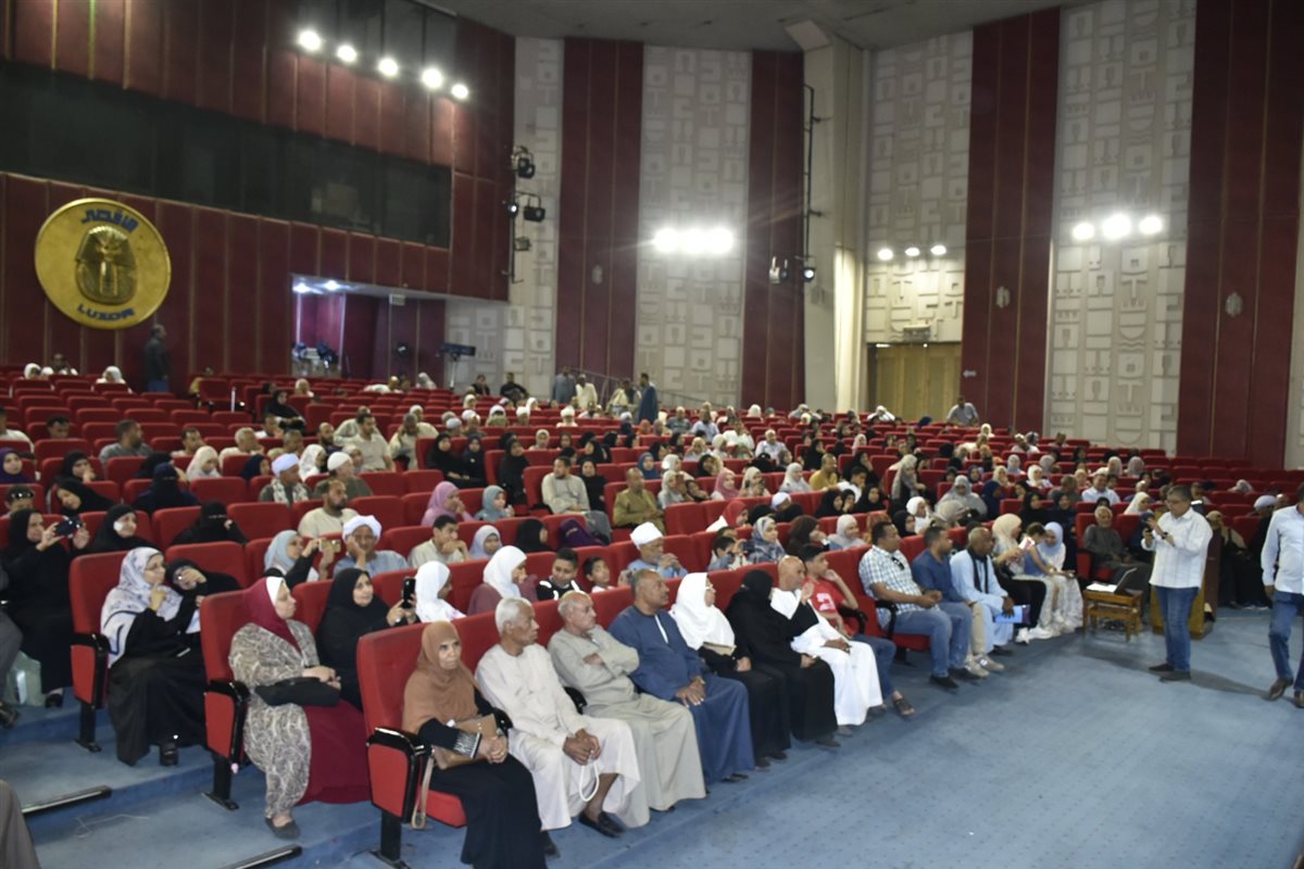 محافظ الأقصر يشهد تسليم جوازات سفر حجاج الجمعيات الأهلية