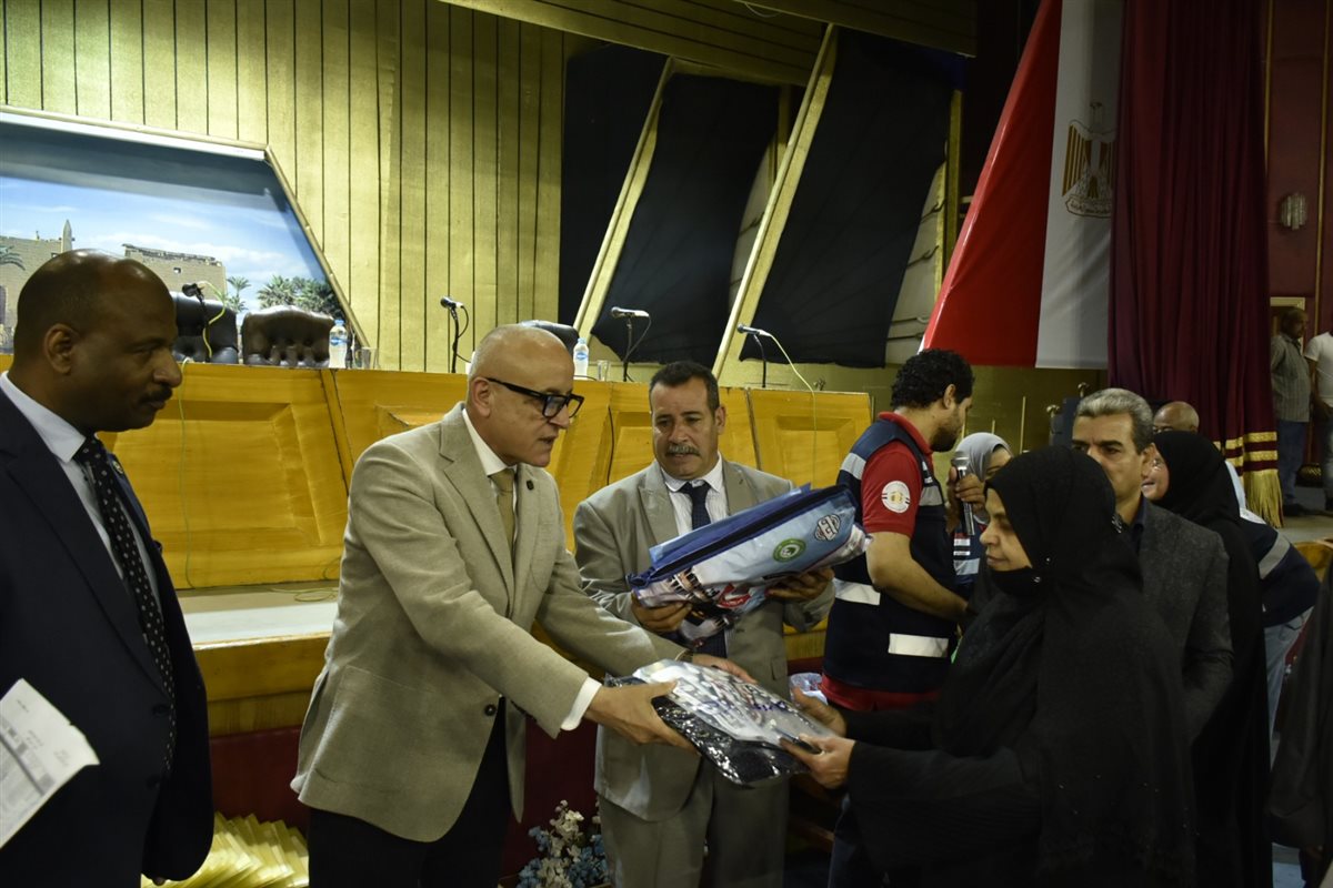 محافظ الأقصر يشهد تسليم جوازات سفر حجاج الجمعيات الأهلية