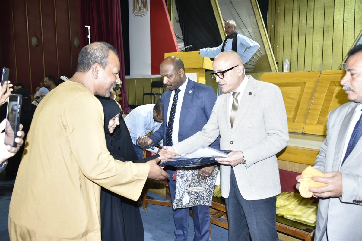 محافظ الأقصر يشهد تسليم جوازات سفر حجاج الجمعيات الأهلية