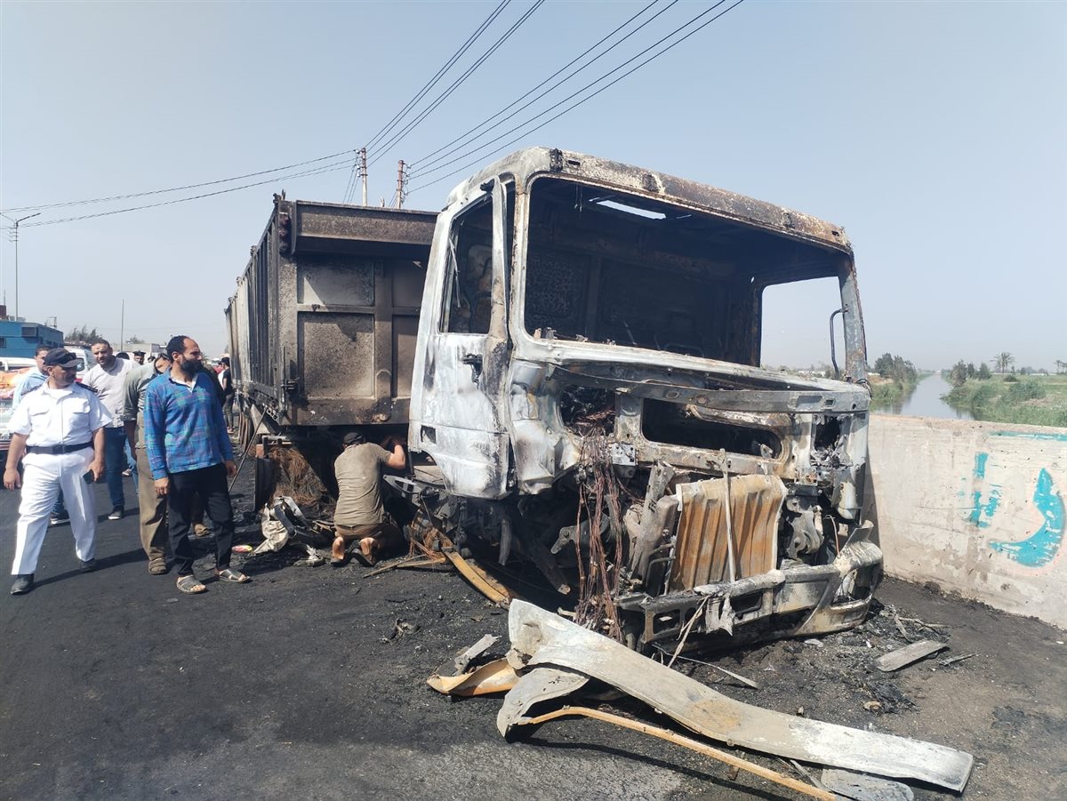 رفع سيارة نقل تعطلت بالطريق الدولي الساحلي في الدقهلية