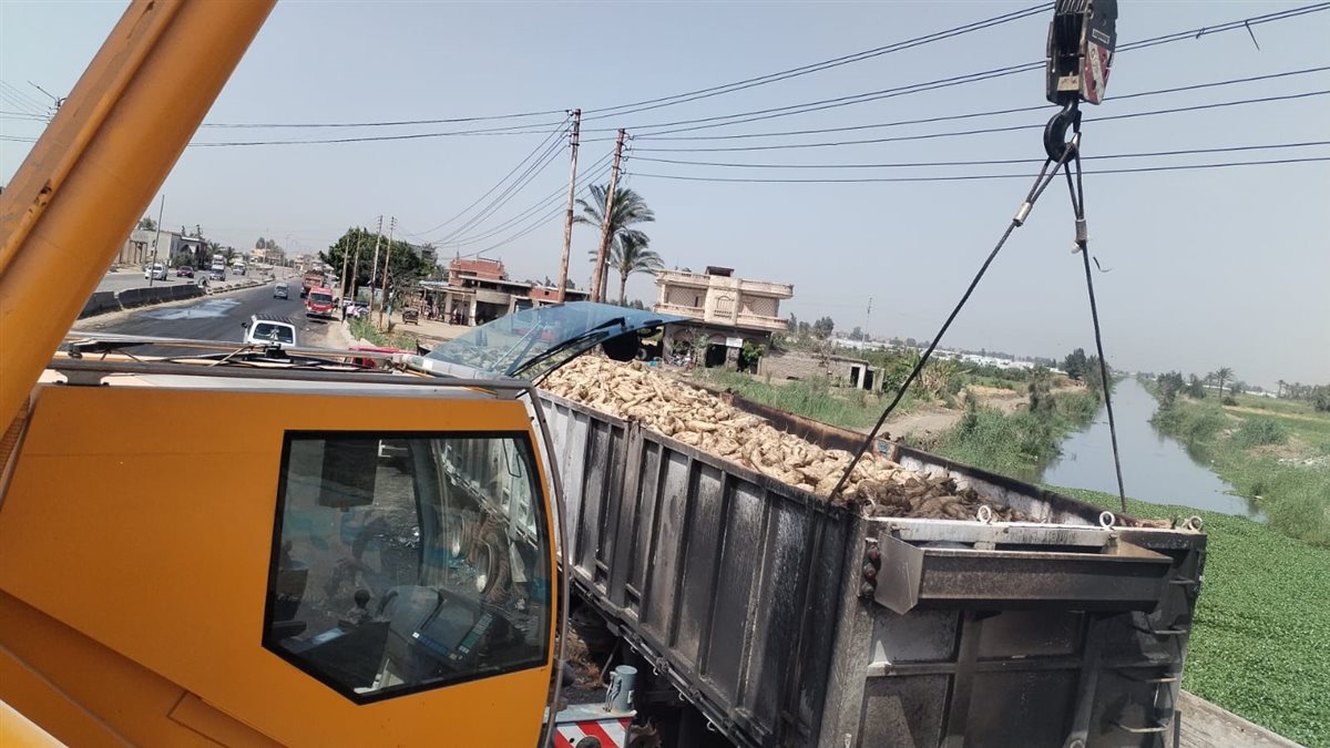رفع سيارة نقل تعطلت بالطريق الدولي الساحلي في الدقهلية