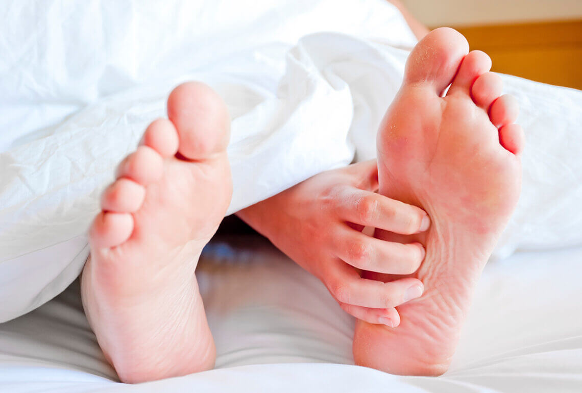 أسباب سخونة القدمين