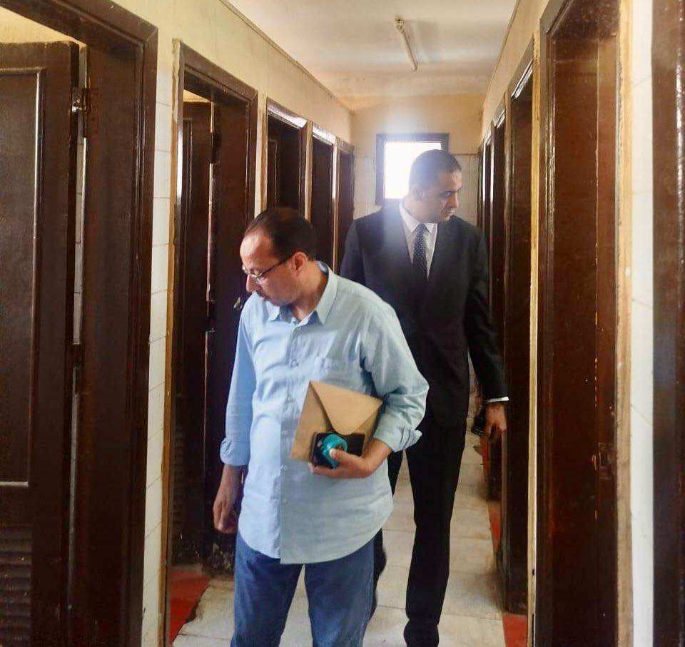 فريق النيابة الإدارية يعاين حمامات المدرسة
