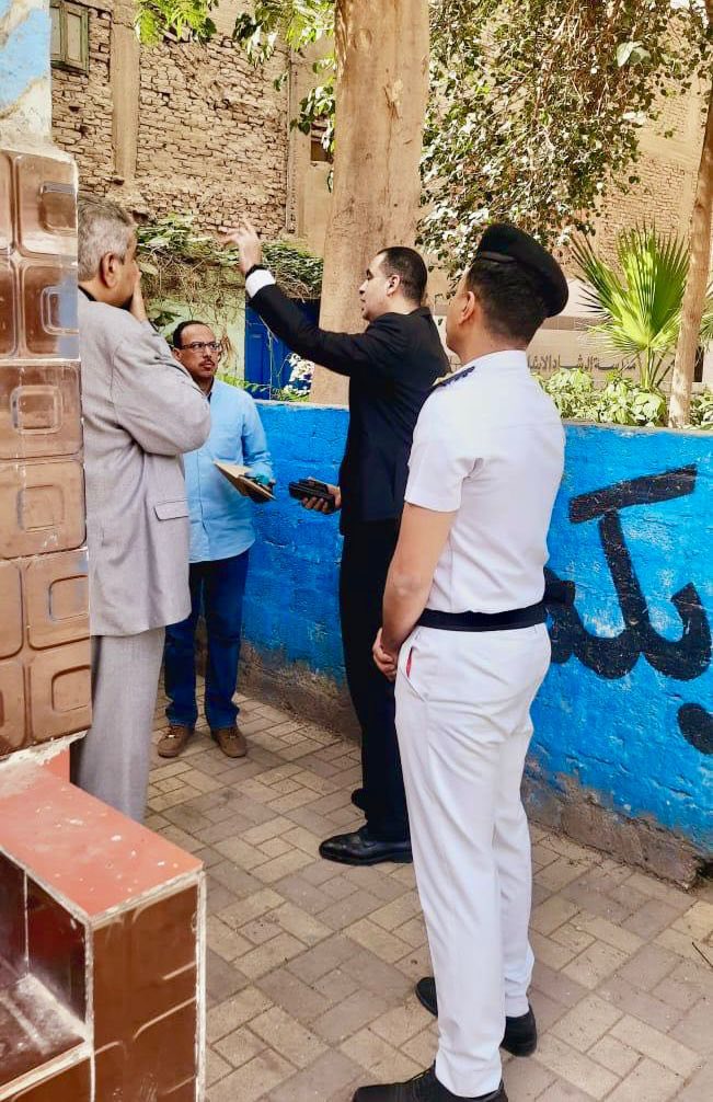 فريق النيابة أثناء معاينة المدرسة