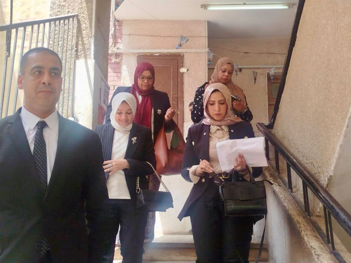 أثناء انتهاء أعضاء النيابة الإدارية من معاينة المدرسة