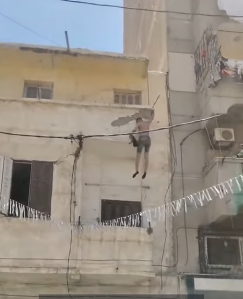 رجل يحاول الهروب من شرفة منزل، فيتو