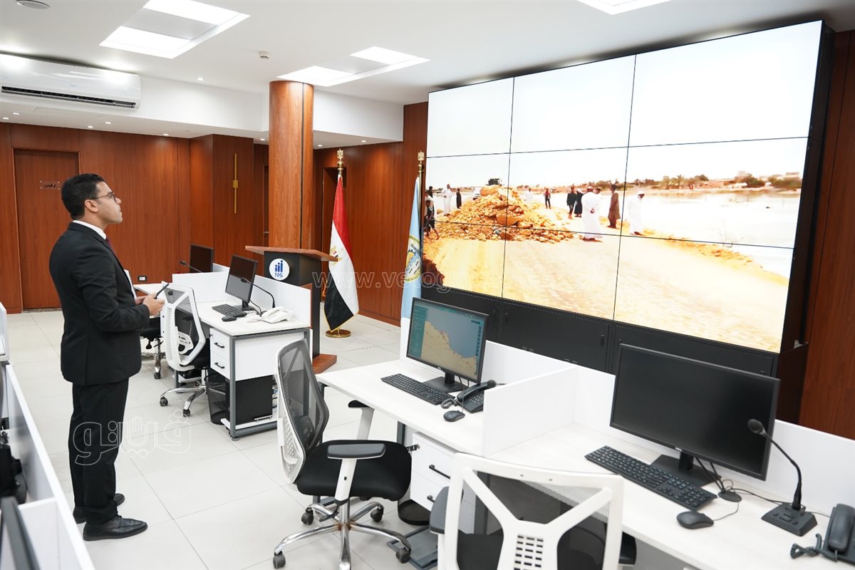 نائب المحافظ داخل مركزالسيطرة بالشبكة الوطني