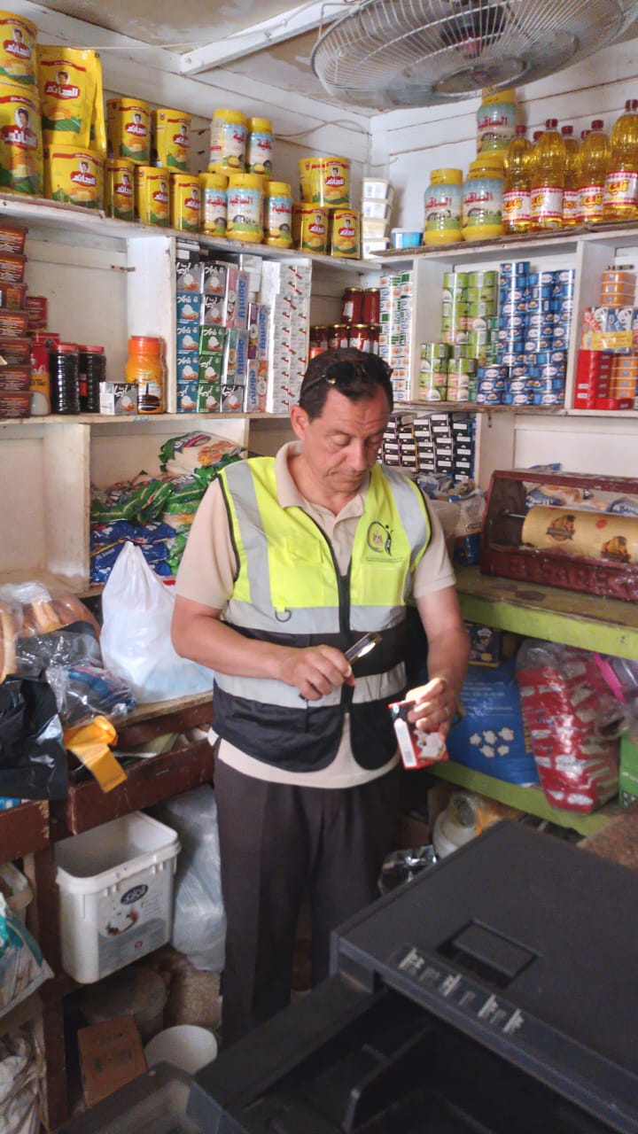 ضبط ربع طن لانشون فاسد ومنتجات غذائية غير صالحة بأسواق الخارجة
