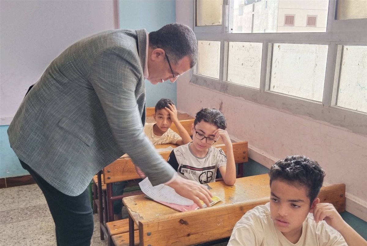 وكيل وزارة التعليم بدمياط يجري جولة ميدانية لمتابعة امتحانات النقل بالزرقا